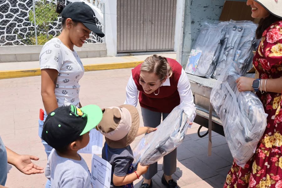 Entregan mochilas a niñas y niños de Santa María Quelites y Santa Ana Azcapotzaltongo
