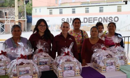 Tania Valdez entrega insumos al grupo «Las manos creando bello arte» de Sal Ildefonso
