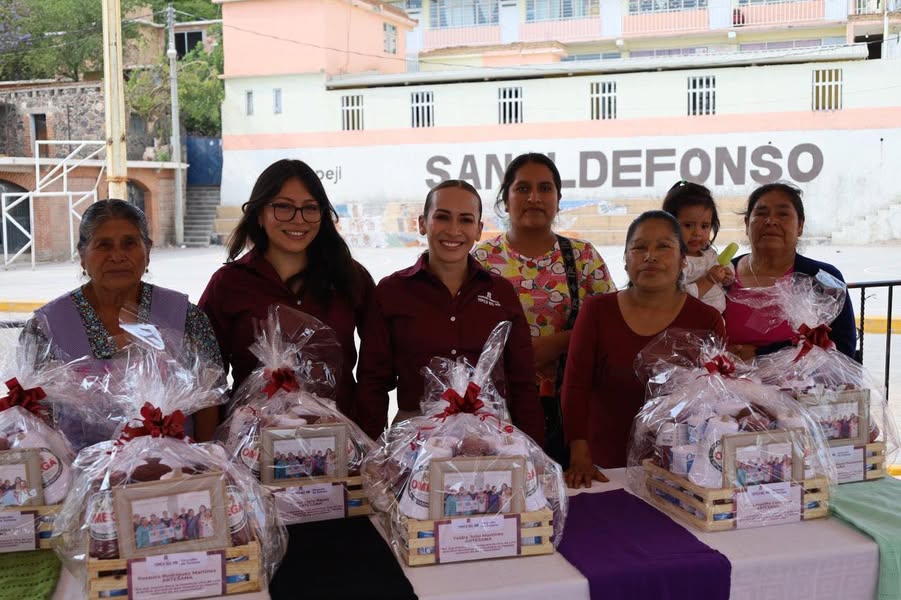 Tania Valdez entrega insumos al grupo «Las manos creando bello arte» de Sal Ildefonso