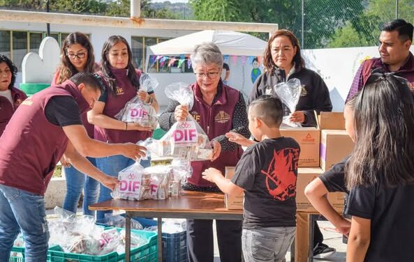 DIF Tula entrega leche Santa Clara en dos escuelas primarias