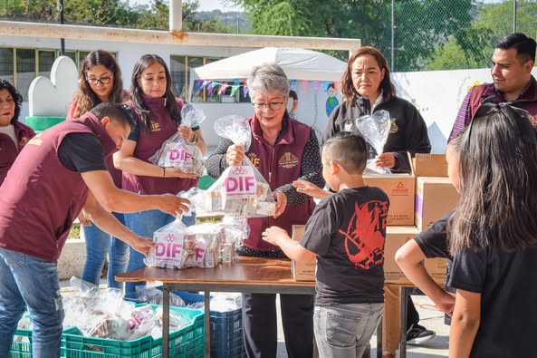 DIF Tula entrega leche Santa Clara en dos escuelas primarias