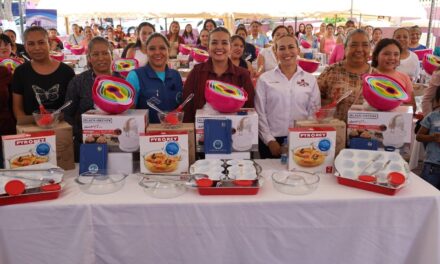Tania Valdez Cuéllar impulsa el empoderamiento femenino con entrega de kits de repostería