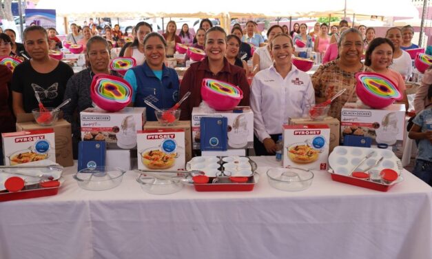 Tania Valdez Cuéllar impulsa el empoderamiento femenino con entrega de kits de repostería