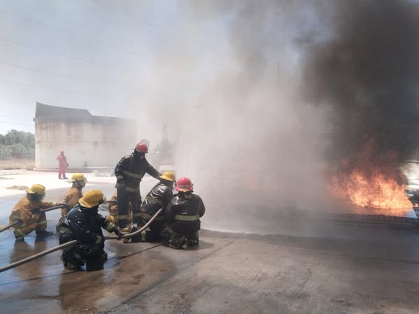 Bomberos fortalecen 𝐜𝐚𝐩𝐚𝐜𝐢𝐭𝐚𝐜𝐢𝐨́𝐧 𝐞𝐧 𝐜𝐨𝐦𝐛𝐚𝐭𝐞 𝐜𝐨𝐧𝐭𝐫𝐚 𝐢𝐧𝐜𝐞𝐧𝐝𝐢𝐨𝐬 𝐜𝐨𝐧 𝐚𝐩𝐨𝐲𝐨 𝐝𝐞 𝐥𝐚 𝐑𝐞𝐟𝐢𝐧𝐞𝐫𝐢́𝐚 𝐌𝐢𝐠𝐮𝐞𝐥 𝐇𝐢𝐝𝐚𝐥𝐠𝐨