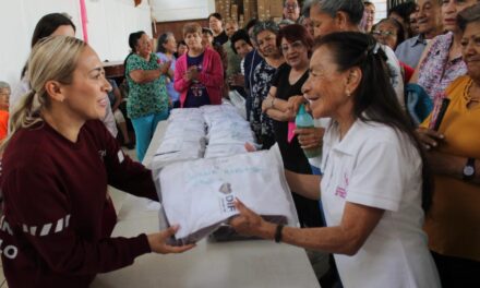 Presidenta Tania Valdez Cuéllar entrega uniformes deportivos al grupo “Jóvenes de Plata Colorines” y participa en clase de zumba