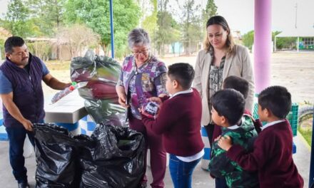 Entregan paquetes de leche y juguetes a los alumnos del CONAFE en La Amistad