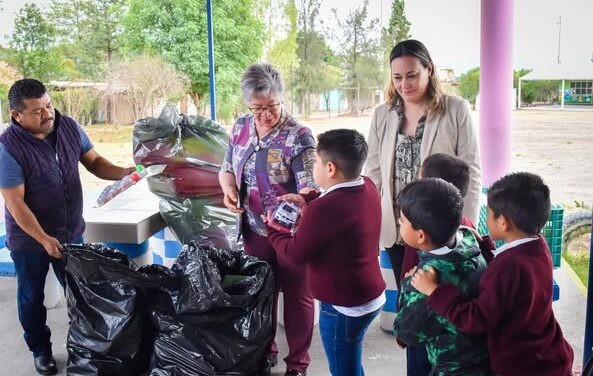 Entregan paquetes de leche y juguetes a los alumnos del CONAFE en La Amistad