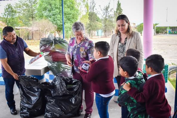 Entregan paquetes de leche y juguetes a los alumnos del CONAFE en La Amistad
