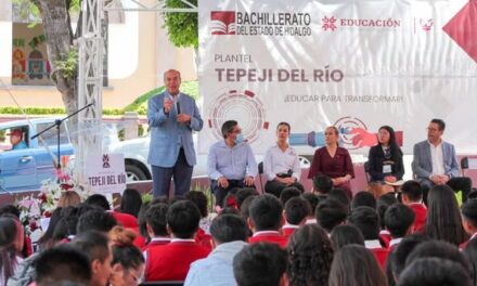 El secretario de Educación Pública de Hidalgo, Natividad Castrejón, continúa entregando el apoyo de #MITablet