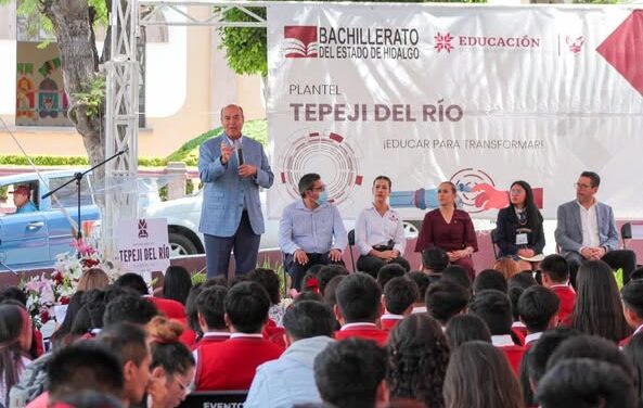 El secretario de Educación Pública de Hidalgo, Natividad Castrejón, continúa entregando el apoyo de #MITablet