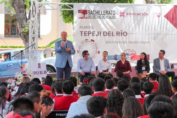 El secretario de Educación Pública de Hidalgo, Natividad Castrejón, continúa entregando el apoyo de #MITablet