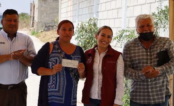 TANIA VALDEZ ENTREGA APOYO PARA AMPLIACIÓN DE RED ELÉCTRICA EN TLAXINACALPAN