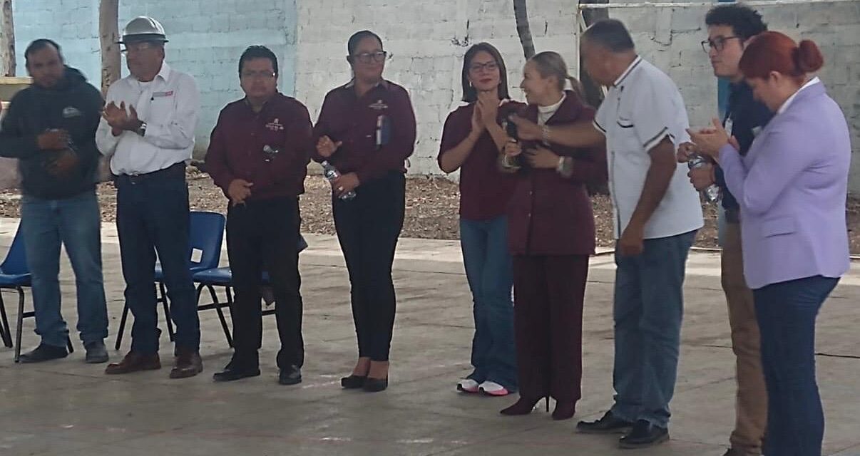 Gobierno Municipal de Tepeji del Río Dona Cisterna de Agua Potable a Escuela Primaria en Tinajas