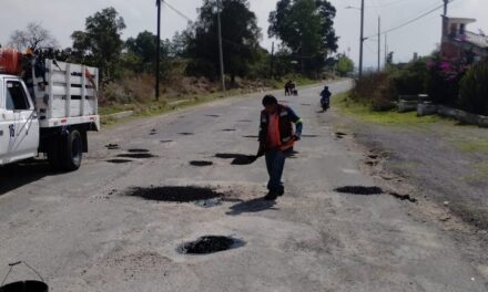 Tepeji del Río mejora caminos con labores de bacheo en Tlaxinacalpan y Tinajas