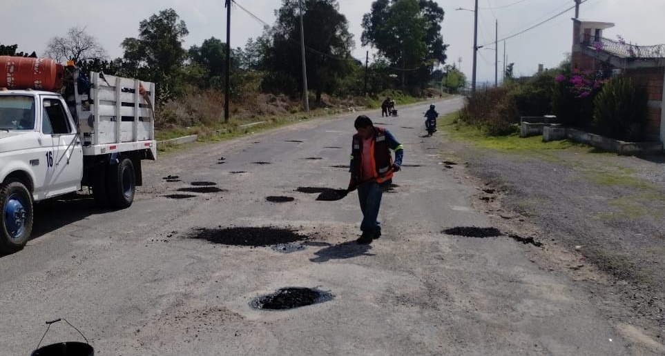 Tepeji del Río mejora caminos con labores de bacheo en Tlaxinacalpan y Tinajas