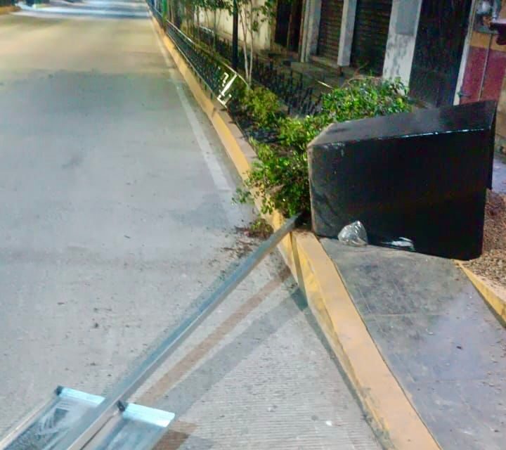 Municipio rehabilita jardinera dañada en la zona centro