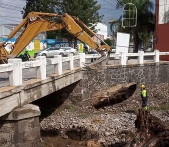 Retiran troncos arrastrados por la corriente en el cause del Río Palo Grande
