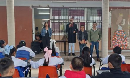 Imparten conferencia para concientizar a jóvenes sobre los riesgos del consumo de drogas