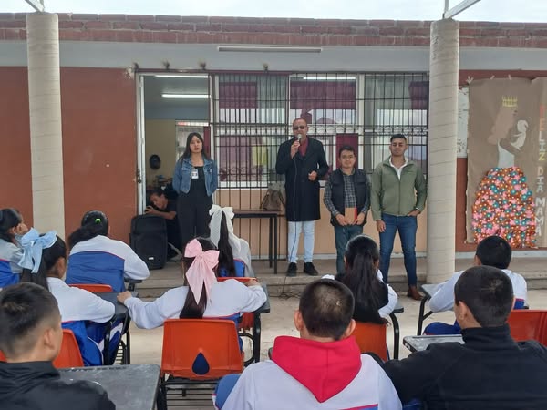 Imparten conferencia para concientizar a jóvenes sobre los riesgos del consumo de drogas