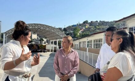 Alcaldesa entreaga apoyo económico a escuela primaria de Tepeji del Río