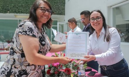 Entregan certificados de educación primaria y secundaria en Atotonilco de Tula