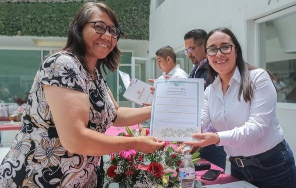 Entregan certificados de educación primaria y secundaria en Atotonilco de Tula