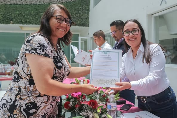 Entregan certificados de educación primaria y secundaria en Atotonilco de Tula