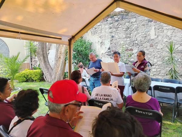 Fomentan la lectura entre adultos mayores de Tepeji