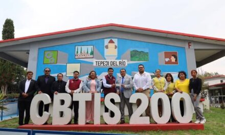 Entrega apoyo económico para el fortalecimiento de la Banda de Guerra del CBTIS 200