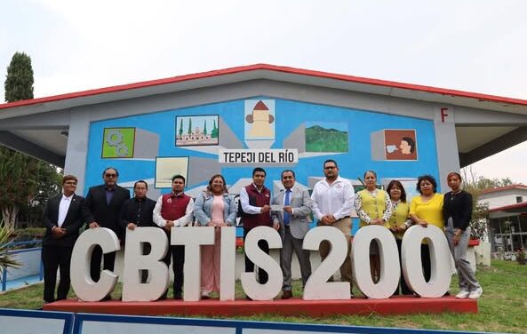 Entrega apoyo económico para el fortalecimiento de la Banda de Guerra del CBTIS 200