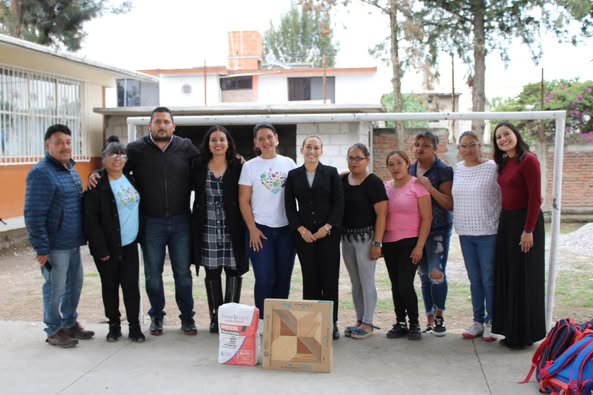 Entregan loseta para el comedor escolar de la primaria José María Vasconcelos,