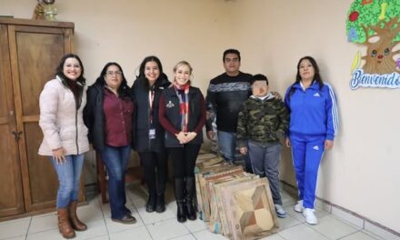 Tania Valdez enteega lozera a la escuela primaria Emiliano Zapata de la colonia Tianguistengo