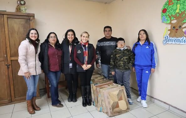 Tania Valdez enteega lozera a la escuela primaria Emiliano Zapata de la colonia Tianguistengo