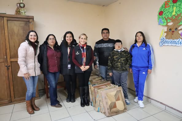 Tania Valdez enteega lozera a la escuela primaria Emiliano Zapata de la colonia Tianguistengo