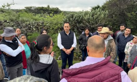 Cristhian Martínez recorre la comunidad de Xochitlán de las Flores