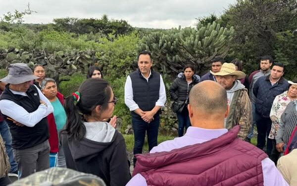 Cristhian Martínez recorre la comunidad de Xochitlán de las Flores