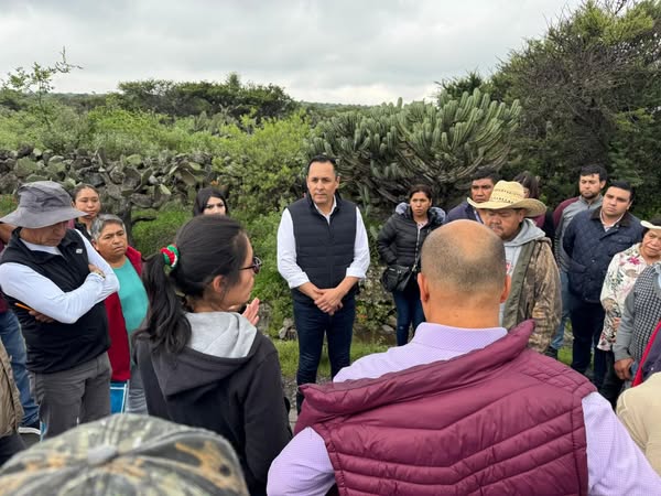 Cristhian Martínez recorre la comunidad de Xochitlán de las Flores