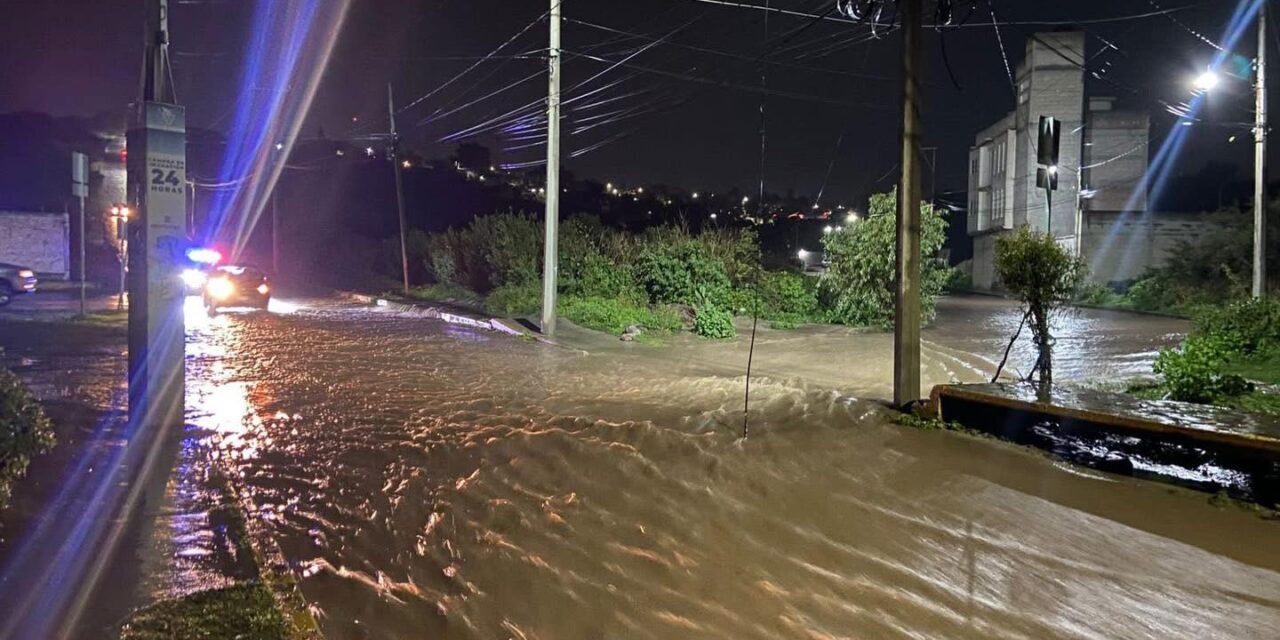 La Unidad Municipal de Protección Civil y Bomberos de Tepeji del Río ha atendido diversos reportes derivado de las lluvias registradas en el municipio.