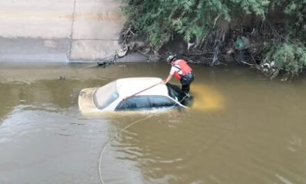 Elementos de Protección Civil y Bomberos de Atitalaquia atendieron el reporte de un vehículo localizado en el Canal Salto Tlamaco, en la colonia Dendho.