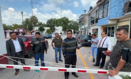 Se manifiestan en el Centro de Justicia de #TepejiDelRio, por el nuevo cobro de estacionamiento