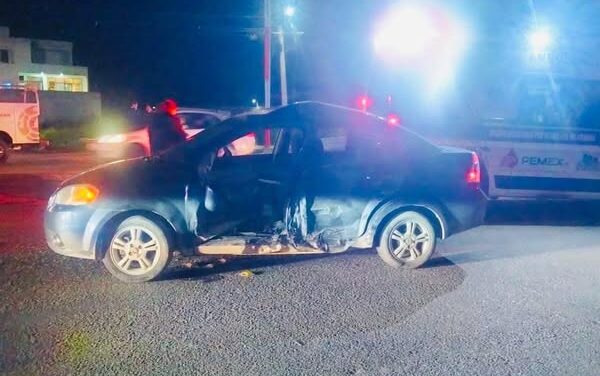 Tres personas resultaron lesionadas en un accidente registrado en la Avenida Norte en Atitalaquia, a la altura de las casetas del Arco Norte.