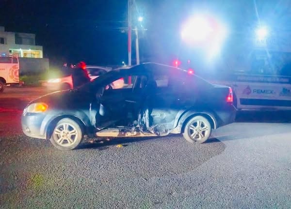Tres personas resultaron lesionadas en un accidente registrado en la Avenida Norte en Atitalaquia, a la altura de las casetas del Arco Norte.