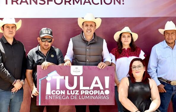 Cristhian Martínez entrega luminarias y cemento en las comunidades de Santa Ana y Michimaloya.