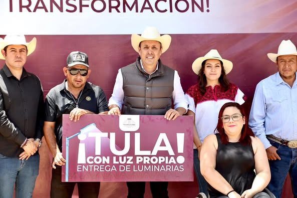 Cristhian Martínez entrega luminarias y cemento en las comunidades de Santa Ana y Michimaloya.