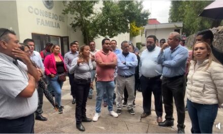 Autoridades se reúnen con manifestantes que se oponen al cobro de estacionamiento en el Centro de Justicia de #TepejiDelRío.