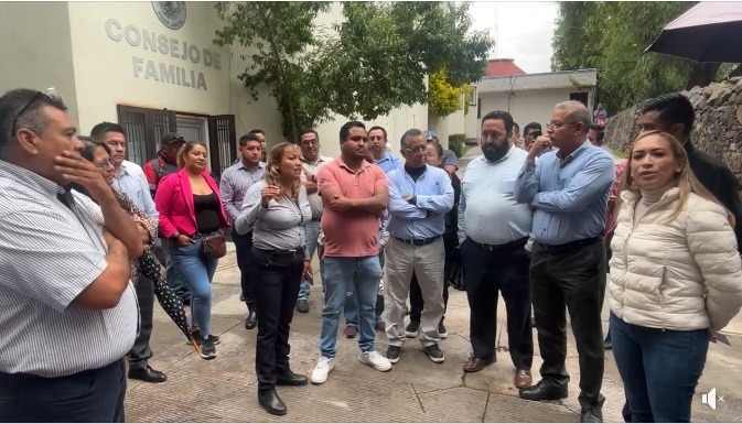 Autoridades se reúnen con manifestantes que se oponen al cobro de estacionamiento en el Centro de Justicia de #TepejiDelRío.