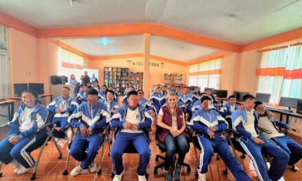 Tania Valdez entrega sala audiovisual en la Telesecundaria de La Loma