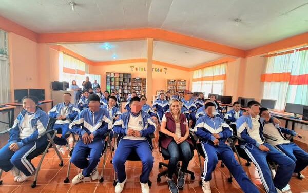 Tania Valdez entrega sala audiovisual en la Telesecundaria de La Loma
