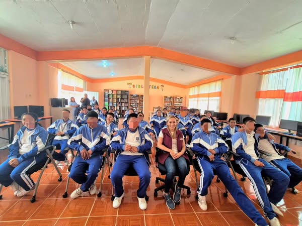 Tania Valdez entrega sala audiovisual en la Telesecundaria de La Loma