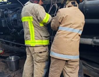 Cuatro personas lesionadas al caer tractocamión de un puente en #Tepeji